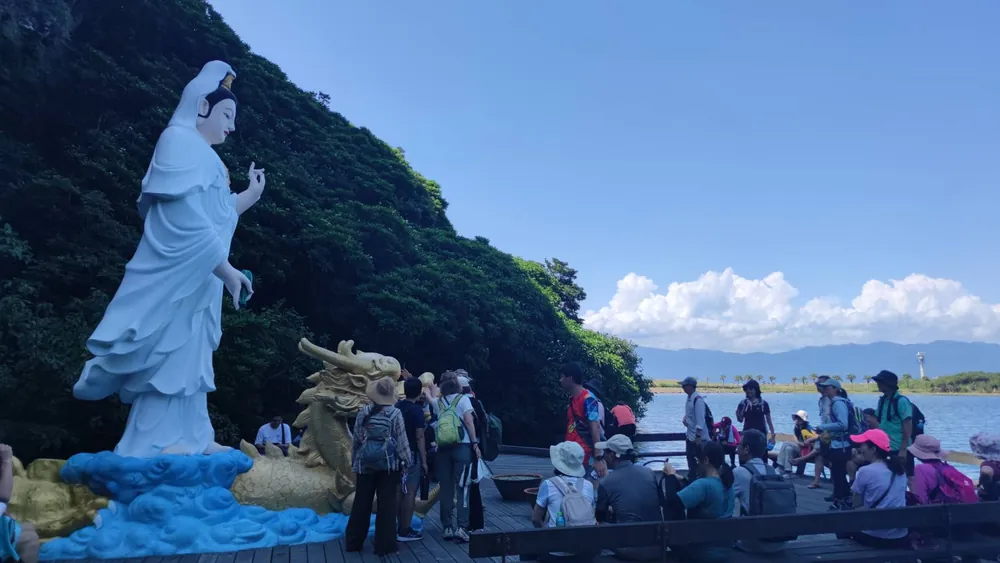 團員在觀音像前休息